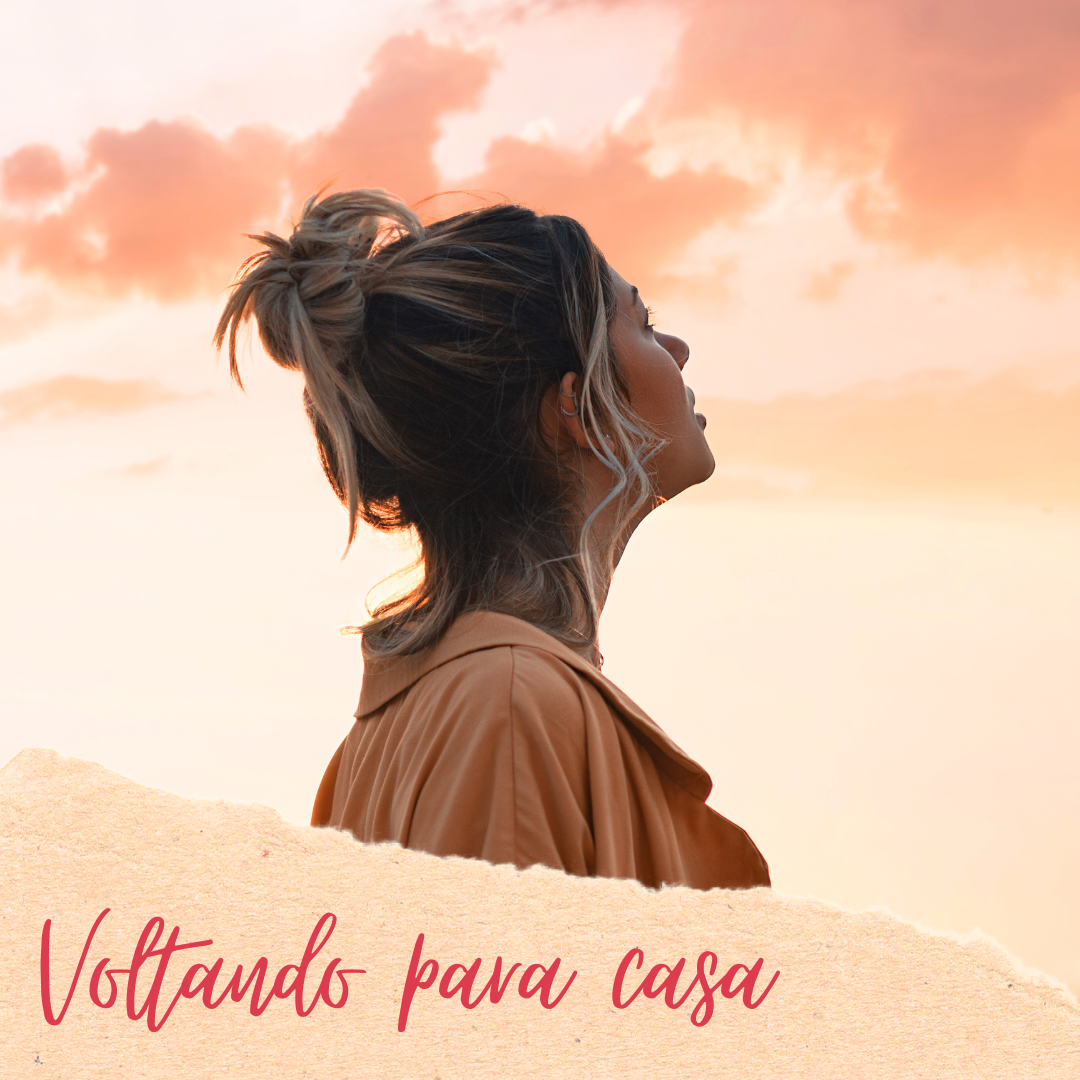 Mulher de perfil olhando para o céu ao entardecer, arte do curso Voltando para Casa